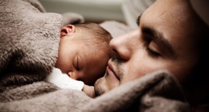 Slapende vader en baby