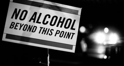 Bord met de tekst “No alcohol beyond this point”