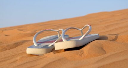 Witte teenslippers op scherpe foto