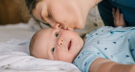 Foto van vrouw die baby kust