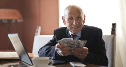 Senior zakenman achter een computer