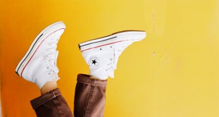 Foto van persoon met Converse All Star sneakers