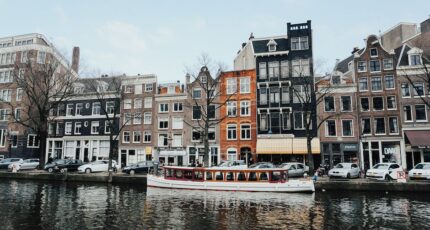 Witte en bruine houten boot op het water
