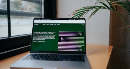 open laptop met daarop het venster van de website van chatgpt