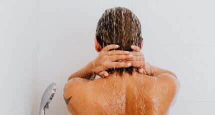 Vrouw onder de douche