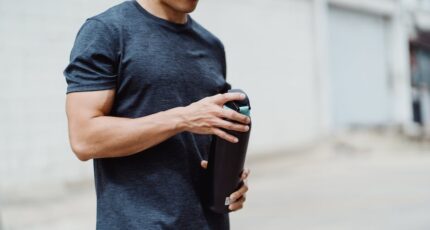 Man met een sportwaterfles vasthouden