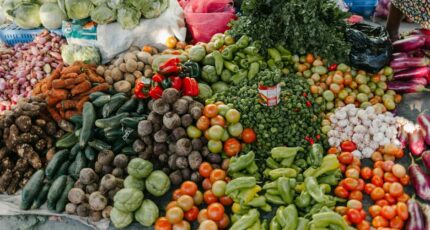 Verschillende groenten zoals paprika, bieten, kool, tomaten, greens, aardappel, courgette en wortel op de markt vanuit een vogelperspectief