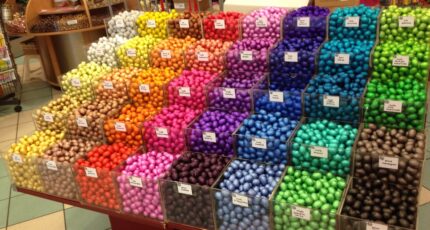 Paaseitjes in een supermarkt