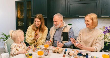 Familie die Paaseieren versiert