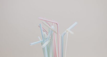 een foto met verschillende kleuren plastic rietjes