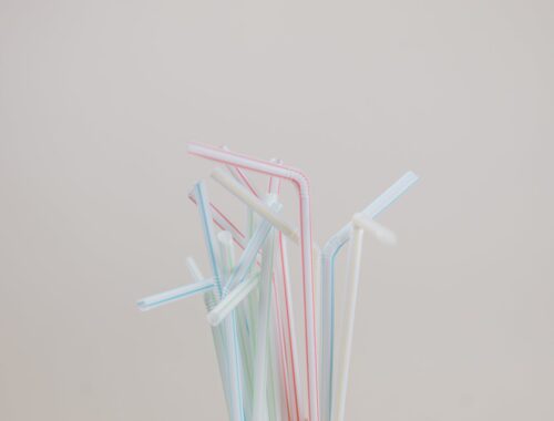 een foto met verschillende kleuren plastic rietjes