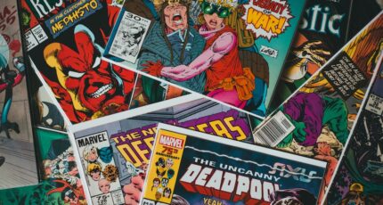 Van bovenaf stapel van verschillende beroemde stripboeken met kleurrijke covers