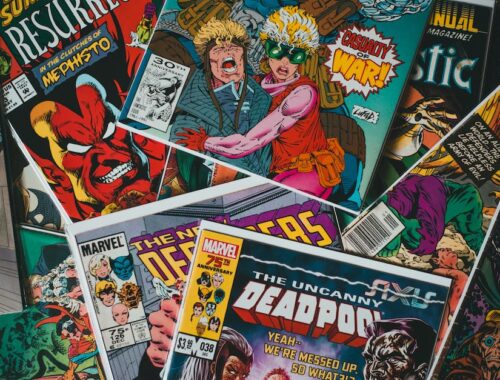 Van bovenaf stapel van verschillende beroemde stripboeken met kleurrijke covers