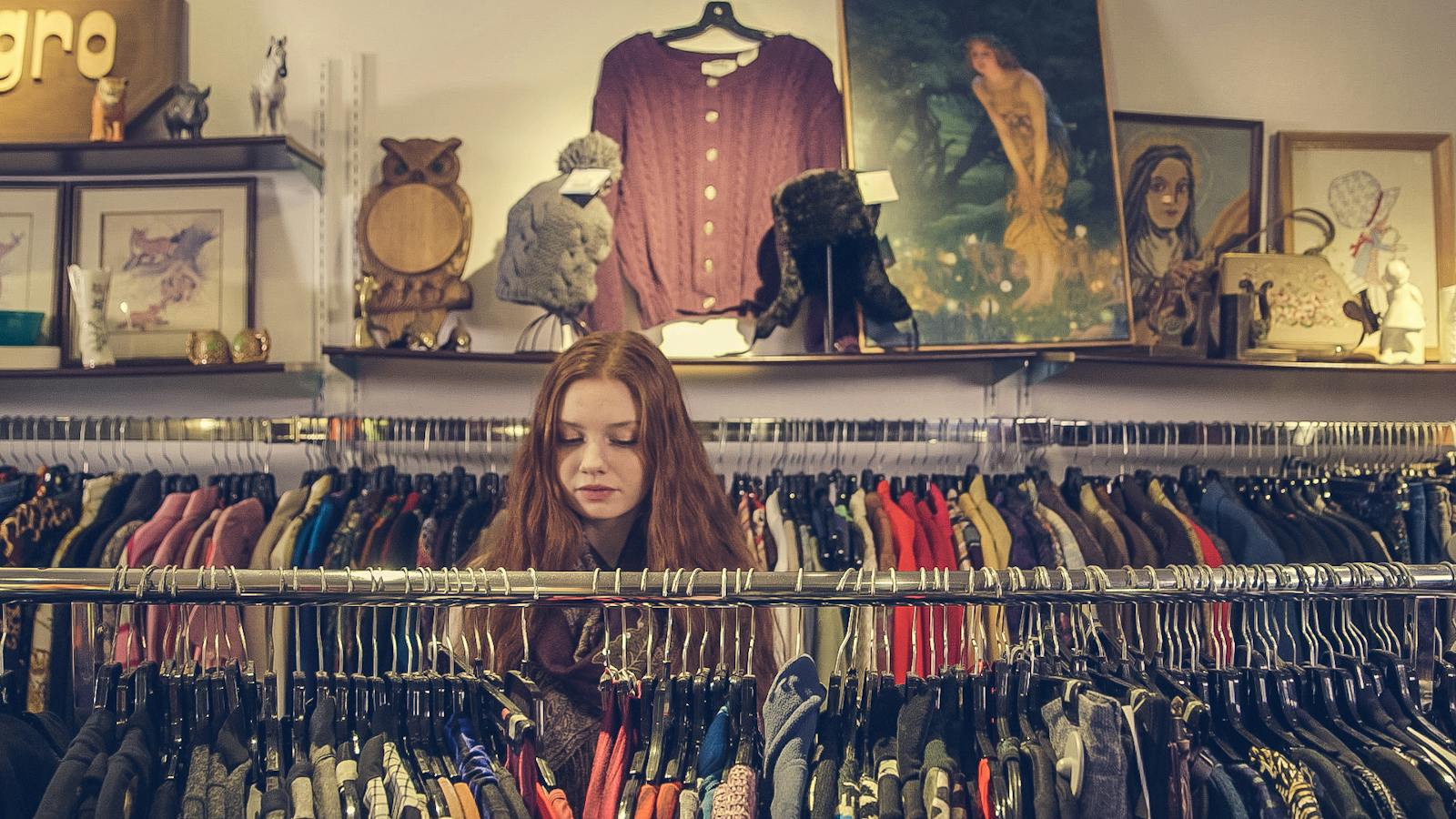 foto van vrouw die op een vintage kilo sale aan het winkelen is