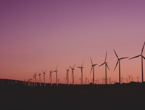 foto van windmolens (turbines die windenergie opwekken)