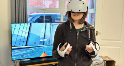 Persoon met de PSVR2 op de kop
