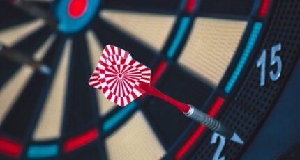 Rode en witte pijl op het dartbord