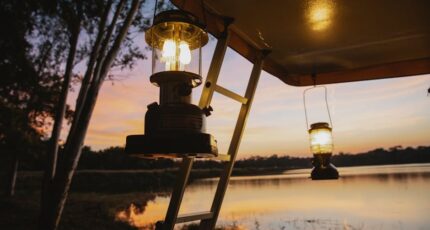 Tent met lampen aan de kust van een meer
