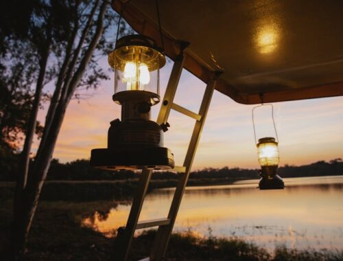 Tent met lampen aan de kust van een meer