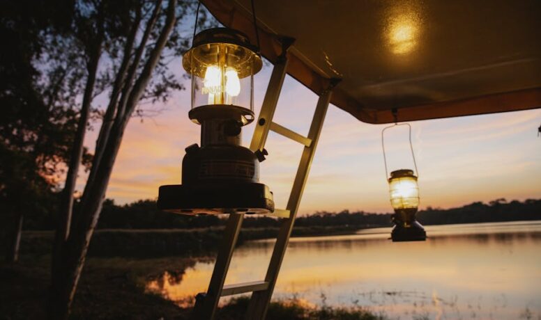 Tent met lampen aan de kust van een meer
