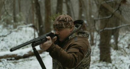 Gewapende man schiet in het bos