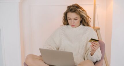Een vrouw die online winkelt