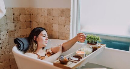 Vrouw in bad met bloemen