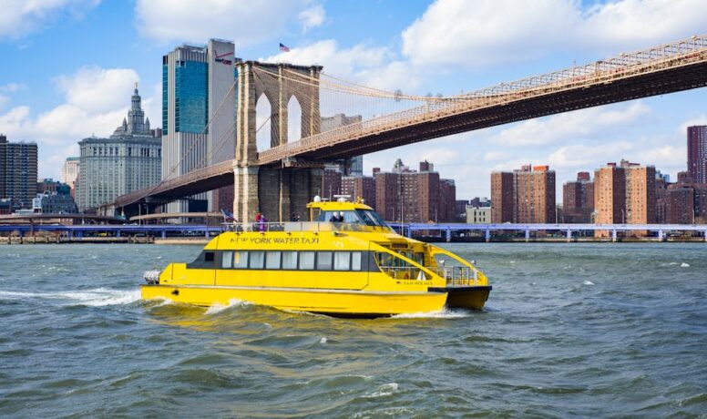 Geel vaartuig boot vaart op rivier nabij brug