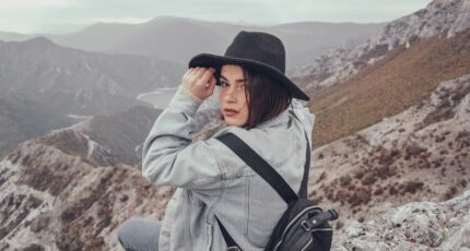 Reizende vrouw op bergtop