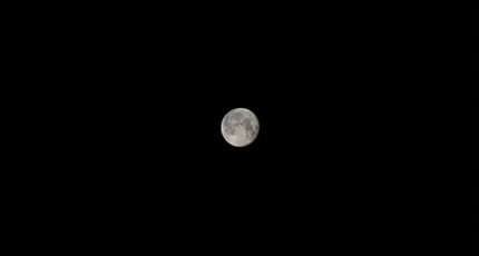 Volle maan in pikzwarte lucht