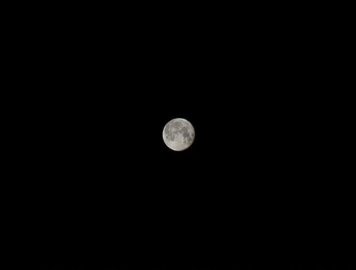 Volle maan in pikzwarte lucht