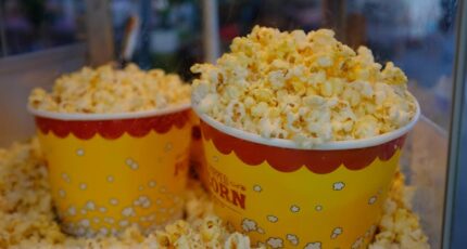 Emmers popcorn in een bioscoopzaal, klaar voor de film.