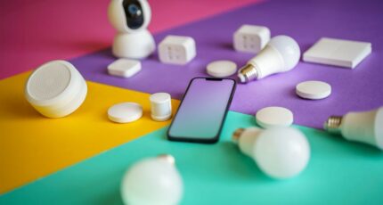 Smartphone met een mockup van slimme home-apparaten op het scherm.