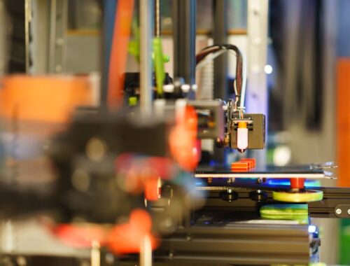 Een thuisfabriek met 3D-printers die modellen en prototypes vervaardigen.