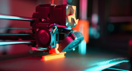 Een afbeelding die het proces van 3D-printen toont met een 3D-printer die een object aan het creëren is.