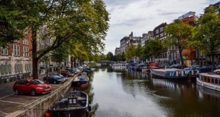 Historisch stadsgebied met aangemeerde boten aan een kanaal.