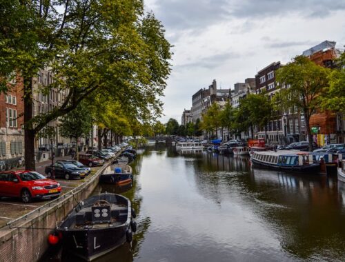 Historisch stadsgebied met aangemeerde boten aan een kanaal.