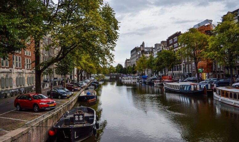 Historisch stadsgebied met aangemeerde boten aan een kanaal.