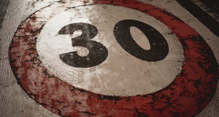 Rood-witte label met het nummer 30