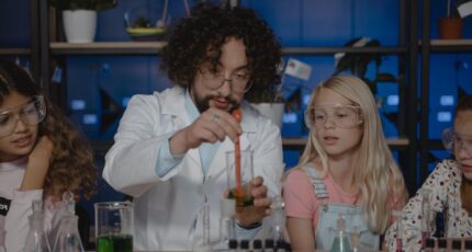 Leraar met leerlingen doet proeven