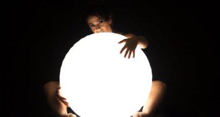Vrouw houdt een grote LED-bal vast