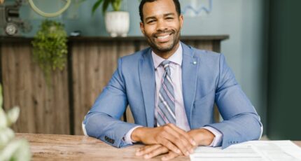 een man die accountmanager is lacht naar de camera