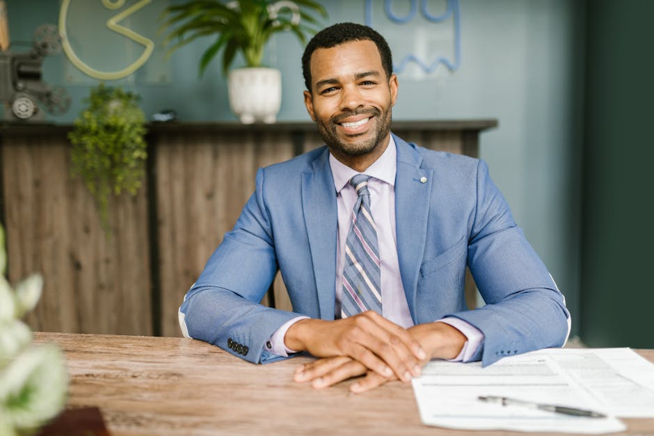 een man die accountmanager is lacht naar de camera