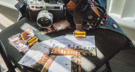 een analoge camera op een stapel boeken