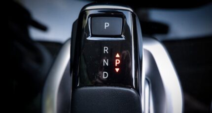 Close-up van een moderne automatische versnellingspook in een auto.