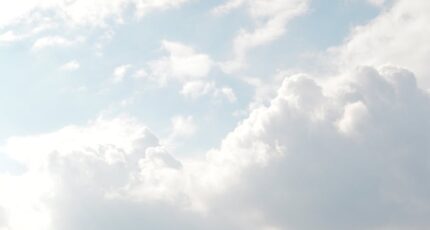 witte wolken tegen een blauwe lucht