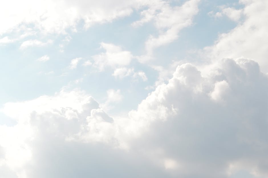 witte wolken tegen een blauwe lucht