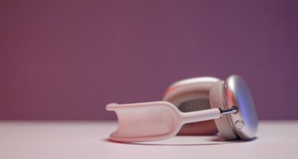een close-up foto van een bluetooth koptelefoon