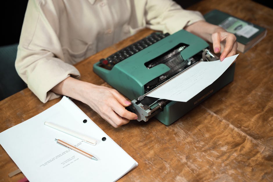 iemand die op een typemachine een boek schrijft