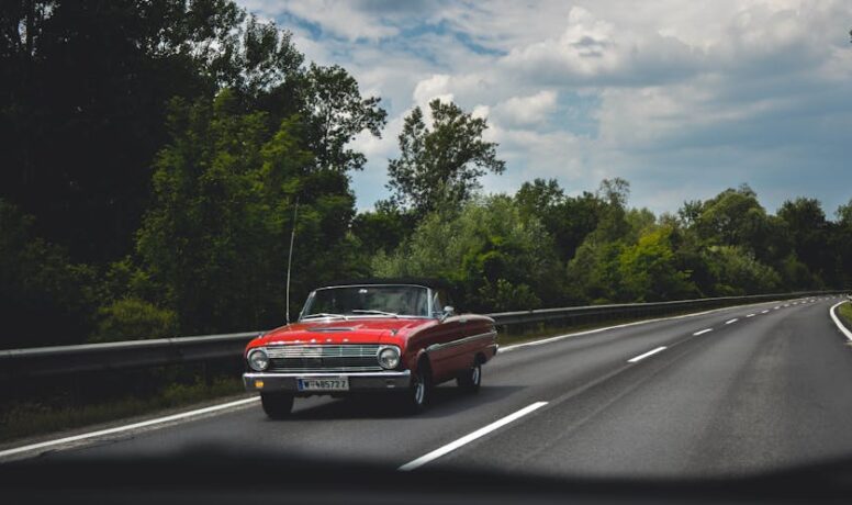 een auto met ene open dak (cabrio)